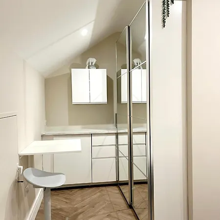 Attic In Citywest Δωμάτια σε οικογενειακή κατοικία *