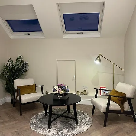 Δωμάτια σε οικογενειακή κατοικία Attic In Citywest *