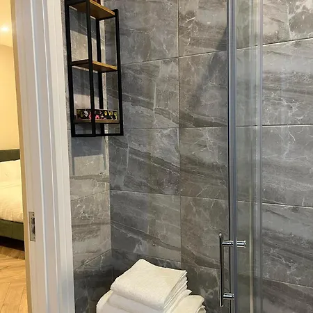 Δωμάτια σε οικογενειακή κατοικία Attic In Citywest *